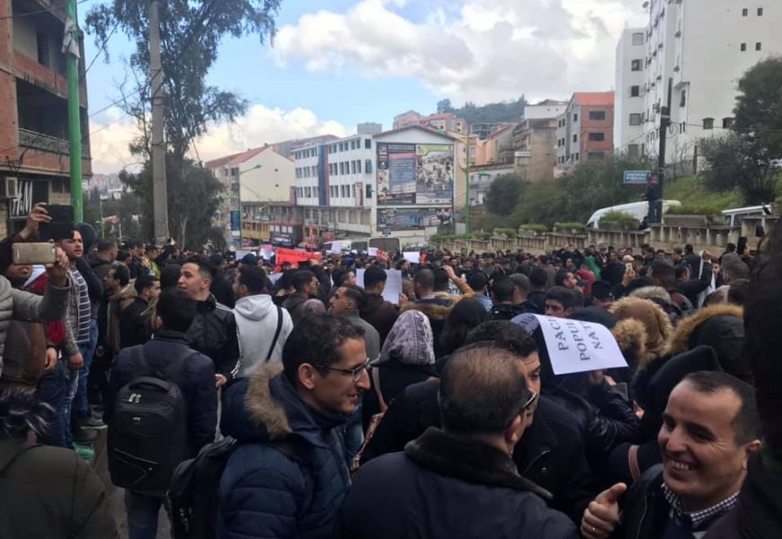 Algérie / Contre un 5e mandat et pour le changement: Des milliers d’étudiants dans la rue