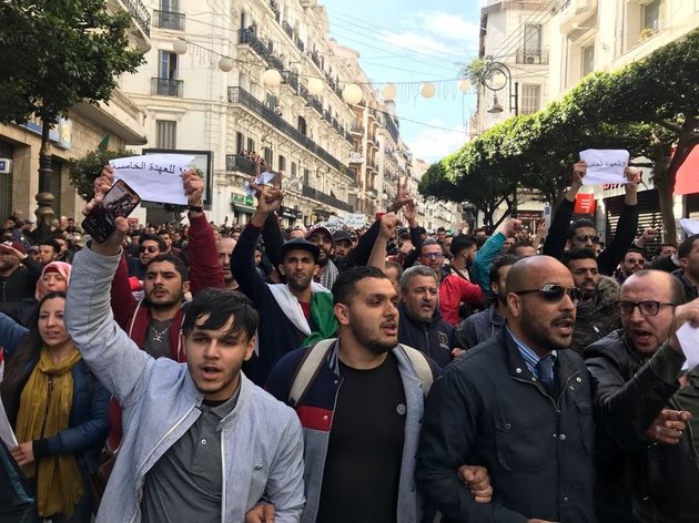 A Alger, le sit-in de Mouwatana réprimé, marche pacifique contre le 5e mandat