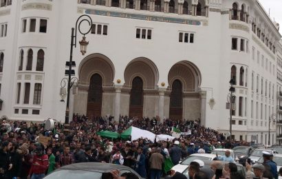 Travailleurs, étudiants, enseignants, femmes au foyer : tout un peuple en marche en Algérie