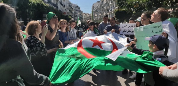 Marée humaine à Alger et dans plusieurs wilayas revendiquant le changement du système