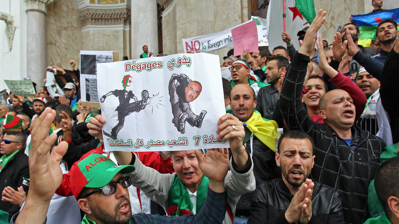 Les Algériens maintiennent la pression en manifestant pour la neuvième semaine d’affilée (images)