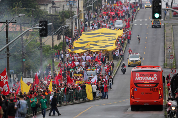 Brésil / Des milliers de manifestants exigent la libération de l’ancien président Lula (images)