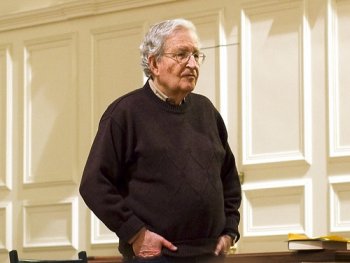 Un nouvel essai de Noam Chomsky : Qu’est-ce que le bien commun ?