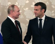 Macron fait l’éloge des démocraties libérales et arrache un sourire mutin à Poutine