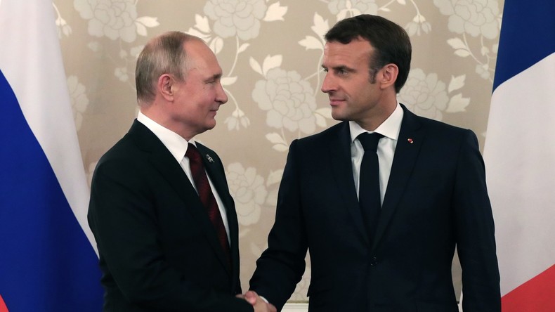 Macron fait l’éloge des démocraties libérales et arrache un sourire mutin à Poutine