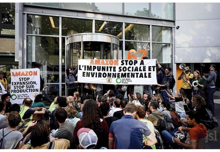 Des ONG et des Gilets jaunes bloquent le siège d’Amazon France