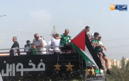 Le drapeau palestinien sur le bus des joueurs algériens de retour à Alger