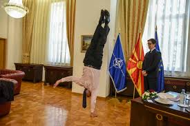 L’ambassadeur israélien fait le poirier devant le Président de Macédoine du Nord