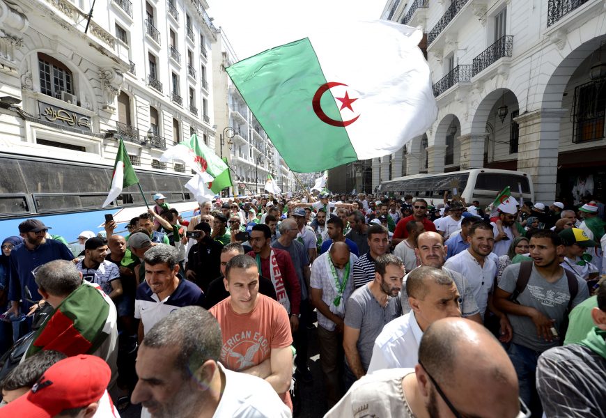 Algérie / Le Hirak face aux choix de sortie de crise : Quelles leçons tirer de l’expérience tunisienne ?