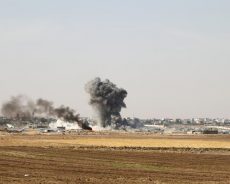 Les forces turques entrent dans une ville clé kurde en Syrie, violents combats