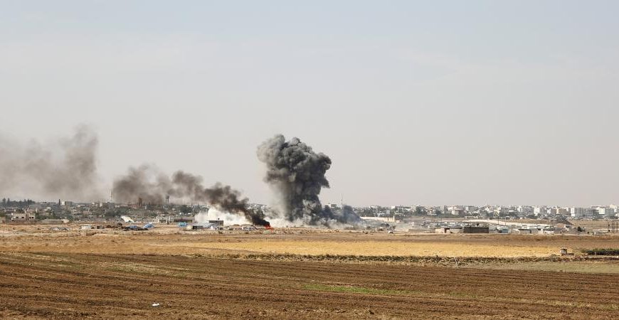 Les forces turques entrent dans une ville clé kurde en Syrie, violents combats