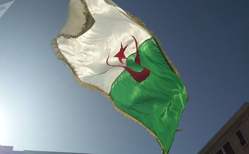 Hydrocarbures: entre le gouvernement par intérim et la rue algérienne, le torchon brûle