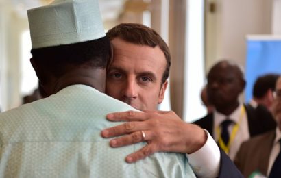 La «convocation» par Macron de cinq présidents africains sur le Sahel passe mal en Afrique