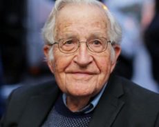 Noam Chomsky : « Il faut éliminer le fléau des armes nucléaires avant qu’elles ne nous détruisent tous.»