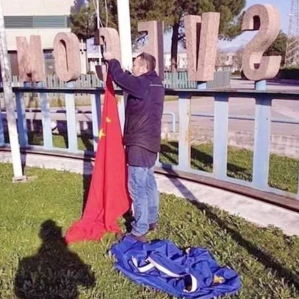 Des Italiens retirent le drapeau de l’Union Européenne et hissent le drapeau de la République Populaire de Chine