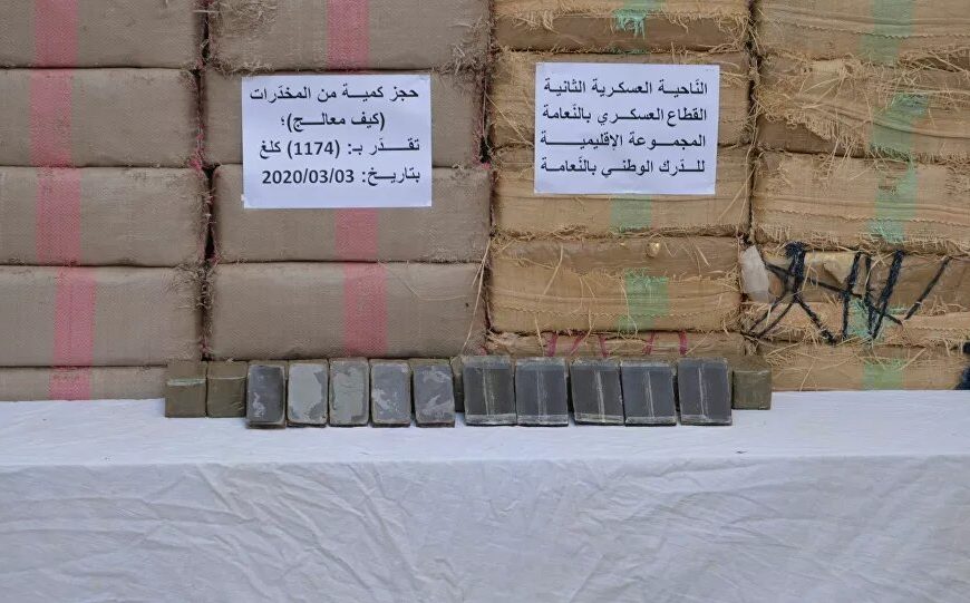 L’armée algérienne saisit près de trois tonnes de cannabis à la frontière avec le Maroc – images