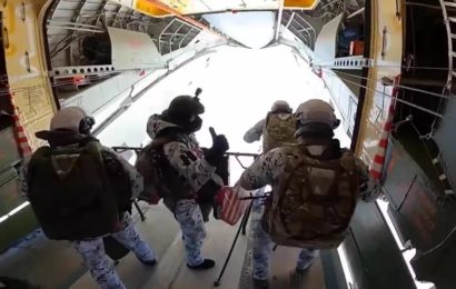 Des soldats aéroportés russes sautent d’une altitude de 10.000 m dans l’Arctique, une première dans l’Histoire – vidéo