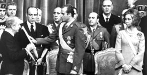 Désigné comme successeur par Franco, Juan Carlos de Bourbon devient roi à la mort du dictateur, le 20 novembre 1975