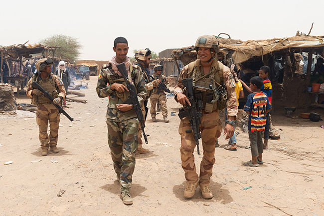 Pourquoi l’armée française doit quitter le Sahel