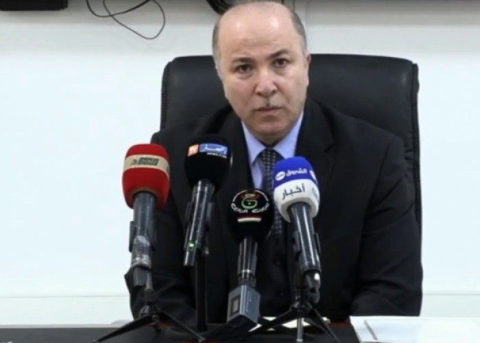 Algérie / Pour étoffer le réseau bancaire: Benabderrahmane appelle les investisseurs algériens à créer des banques privées