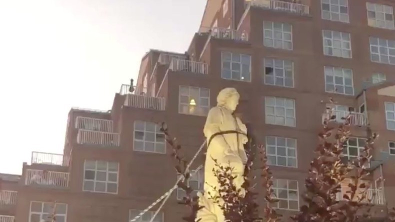 À Baltimore, des Américains hurlent de joie après avoir déboulonné une statue de Christophe Colomb