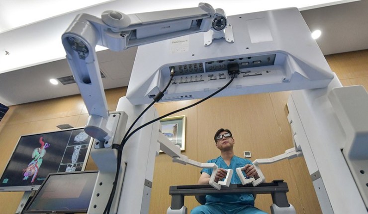 Un chirurgien chinois pratique une opération à distance assistée par la technologie 5G