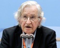 Chomsky : « Sans le soutien des États-Unis, Israël ne pourrait pas tuer les Palestiniens en masse »