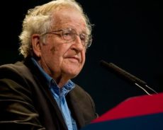 Noam Chomsky : « Les intellectuels et les « responsables » suivent en réalité les diktats du pouvoir privé »