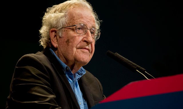 Noam Chomsky : « Les intellectuels et les « responsables » suivent en réalité les diktats du pouvoir privé »