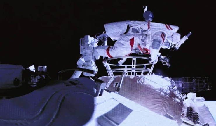 Première sortie dans l’espace pour les taïkonautes de la station orbitale chinoise
