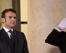 Macron vu de l’étranger: entre ridicule et violence, une drôle de carte postale