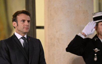 Macron vu de l’étranger: entre ridicule et violence, une drôle de carte postale