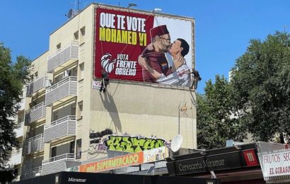 Une affiche montrant Mohammed VI et Sanchez s’embrassant fait scandale
